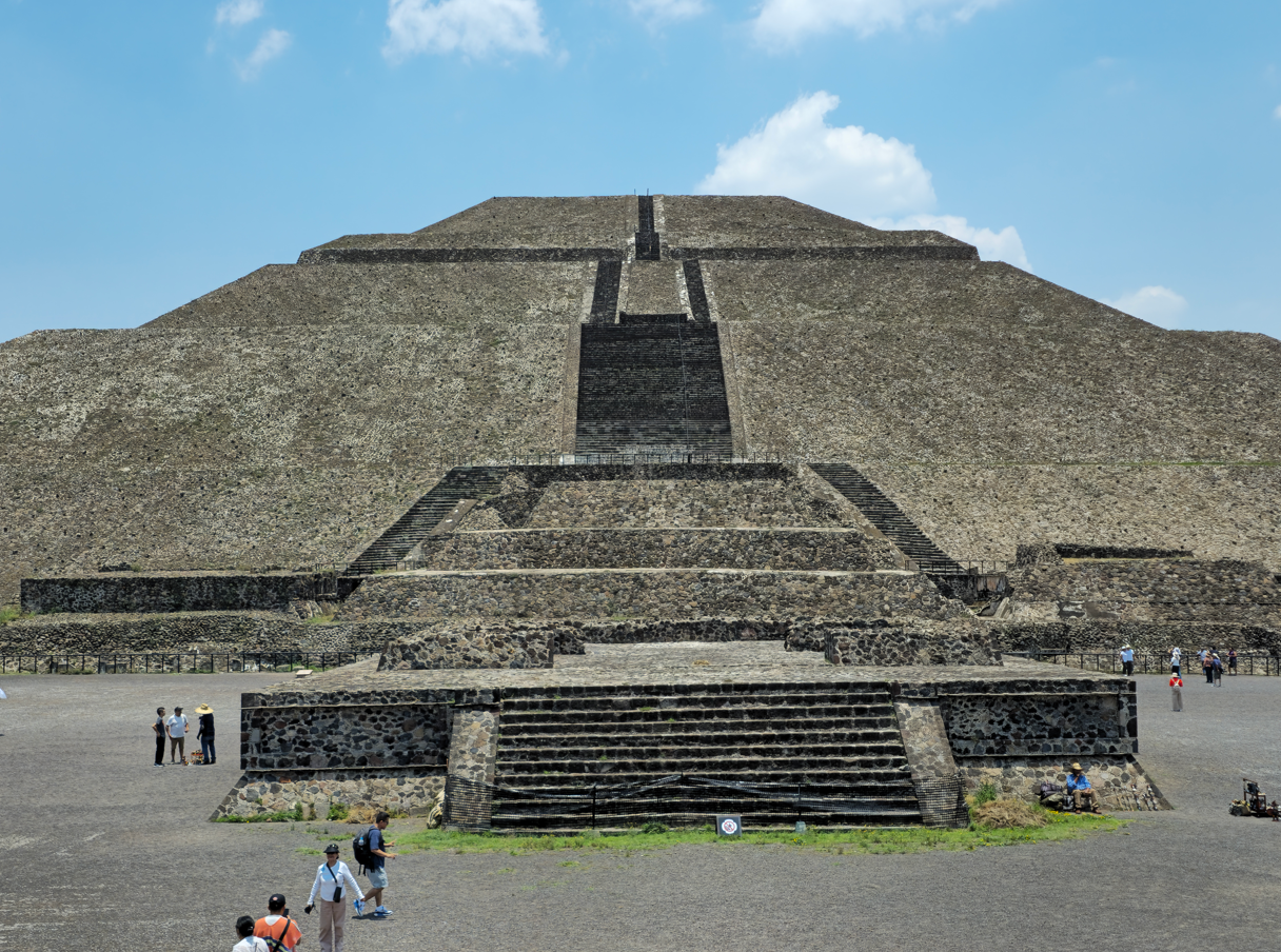 La piramide del sol no es el personaje principal en esta foto.